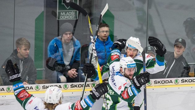 Karlovarští hokejisté Tomáš Dvořák (vzadu), Michal Vachovec a Vojtěch Tomeček oslavují gól proti Mladé Boleslavi. Karlovarští hokejisté Tomáš Dvořák (vzadu), Michal Vachovec a Vojtěch Tomeček oslavují gól proti Mladé Boleslavi.