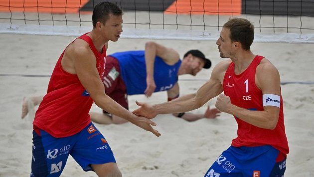 Ondřej Perušič (vpravo) a David Schweiner ve finále turnaej v Praze Phillipem Arne Bergmannem a Yannickem Harmsem z Německa. Ondřej Perušič (vpravo) a David Schweiner ve finále turnaej v Praze Phillipem Arne Bergmannem a Yannickem Harmsem z Německa.