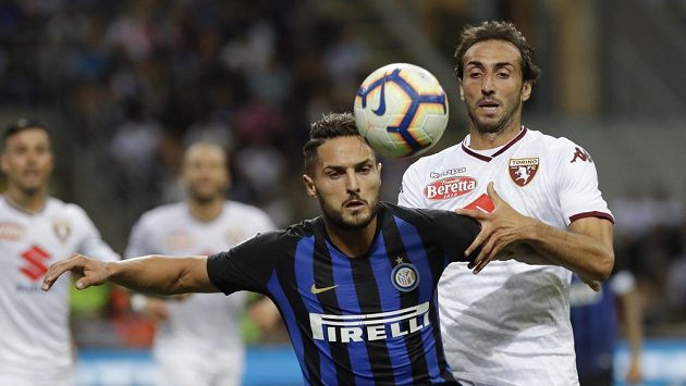 Danilo D'Ambrosio z Interu Milán a Emiliano Moretti z Turína během utkání, které skončilo 2:2. Danilo D'Ambrosio z Interu Milán a Emiliano Moretti z Turína během utkání, které skončilo 2:2.