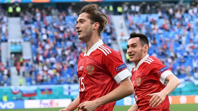 Střelec gólu Aleksej Mirančuk (vlevo) a další Rus Vjacheslav Karavajev se radují v zápase s Finy. Střelec gólu Aleksej Mirančuk (vlevo) a další Rus Vjacheslav Karavajev se radují v zápase s Finy.