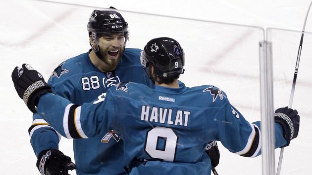 Útočník San Jose Martin Havlát a spoluhráč Brent Burns se radují z gólu proti Floridě. Nakonec jim ale k bodům nepomohl. Útočník San Jose Martin Havlát a spoluhráč Brent Burns se radují z gólu proti Floridě. Nakonec jim ale k bodům nepomohl.