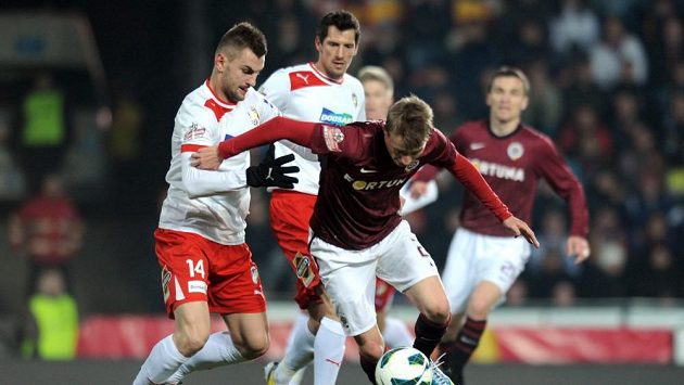 Radim Řezník z Plzně (vlevo) brání Ladislava Krejčího ze Sparty. Radim Řezník z Plzně (vlevo) brání Ladislava Krejčího ze Sparty.