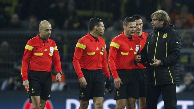 Kouč Dortmundu Jürgen Klopp (vpravo) hovoří se sudím Damirem Skominou po skončení odvety čtvrtfinále Ligy mistrů proti Realu Madrid. Kouč Dortmundu Jürgen Klopp (vpravo) hovoří se sudím Damirem Skominou po skončení odvety čtvrtfinále Ligy mistrů proti Realu Madrid.