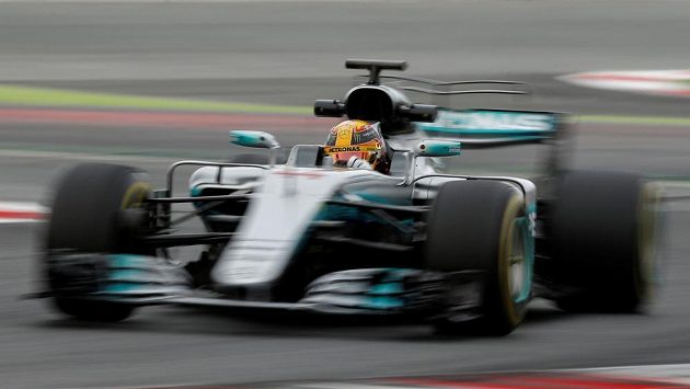 Lewis Hamilton s vozem Mercedes při testech v Barceloně. Lewis Hamilton s vozem Mercedes při testech v Barceloně.