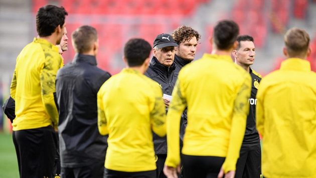 Trenér Dortmundu Lucien Favre (v kšiltovce) během tréninku před utkáním základní skupiny Ligy mistrů se Slavií, ilustrační foto. Trenér Dortmundu Lucien Favre (v kšiltovce) během tréninku před utkáním základní skupiny Ligy mistrů se Slavií, ilustrační foto.