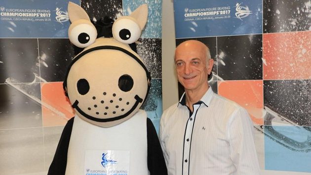 Prezident organizačního výboru mistrovství Evropy Stanislav Žídek představuje maskota akce. Prezident organizačního výboru mistrovství Evropy Stanislav Žídek představuje maskota akce.