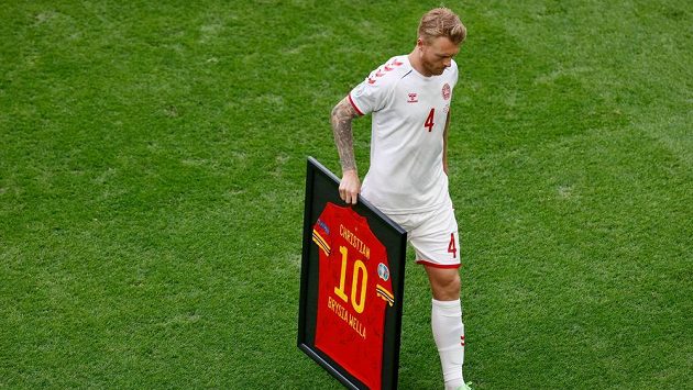 Dánský fotbalista Simon Kjaer před osmifinále EURO převzal dres Walesu určený pro jeho spoluhráče Christiana Eriksena. Ten kvůli kolapsu na šampionátu dohrál. Dánský fotbalista Simon Kjaer před osmifinále EURO převzal dres Walesu určený pro jeho spoluhráče Christiana Eriksena. Ten kvůli kolapsu na šampionátu dohrál.