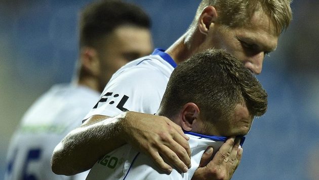 Dojatý Dominik Mašek z Boleslavi (vpředu) oslavuje gól proti Jablonci. Dojatý Dominik Mašek z Boleslavi (vpředu) oslavuje gól proti Jablonci.
