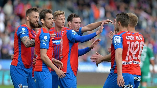 Fotbalisté Plzně se radují z gólu proti Příbrami v posledním kole Synot ligy. Fotbalisté Plzně se radují z gólu proti Příbrami v posledním kole Synot ligy.