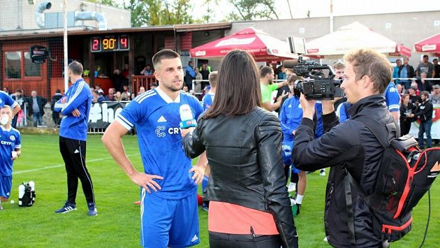 Ladislav Vopat, hráč Slovanu Velvary, při televizním rozhovoru po utkání se Slavií Praha. Ladislav Vopat, hráč Slovanu Velvary, při televizním rozhovoru po utkání se Slavií Praha.