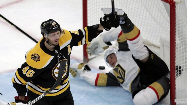 Český útočník Bostonu David Krejčí oslavuje svůj gól do sítě Vegas v zápase NHL. Český útočník Bostonu David Krejčí oslavuje svůj gól do sítě Vegas v zápase NHL.