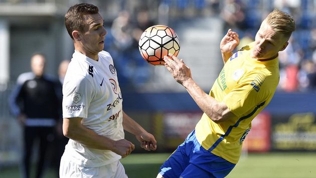 Juraj Chvátal (vlevo) ze Slovácka a Štěpán Koreš ze Zlína v utkání 27. kola. Juraj Chvátal (vlevo) ze Slovácka a Štěpán Koreš ze Zlína v utkání 27. kola.