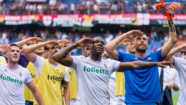Fotbalisté Fiorentiny poslali pozdrav do nebe svému zesnulému kapitánovi Astorimu. Fotbalisté Fiorentiny poslali pozdrav do nebe svému zesnulému kapitánovi Astorimu.
