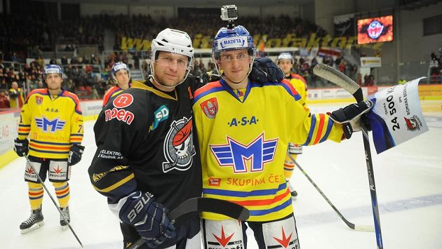Štěpán Hřebejk z Chomutova (vlevo) a Roman Bernat, který za České Budějovice nastoupil na jeden zápas. Štěpán Hřebejk z Chomutova (vlevo) a Roman Bernat, který za České Budějovice nastoupil na jeden zápas.