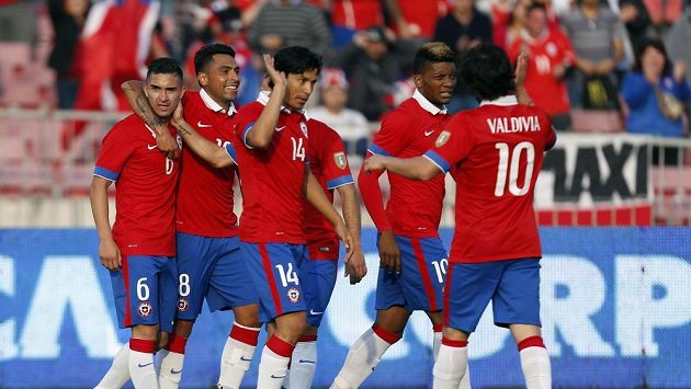 Fotbalisté Chile slaví branku do sítě Paraguaye během přátelského zápasu. Fotbalisté Chile slaví branku do sítě Paraguaye během přátelského zápasu.
