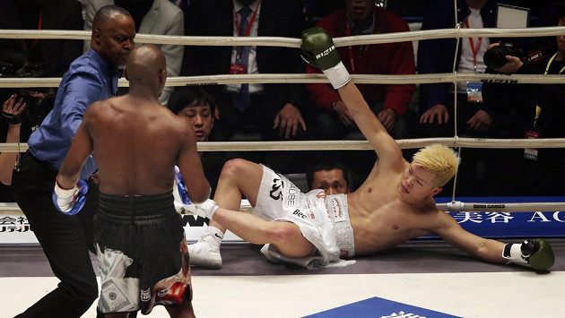 Floyd Mayweather v exhibičním utkání neměl problém. Tenshin Nasukawa prohrál po 136 sekundách. Floyd Mayweather v exhibičním utkání neměl problém. Tenshin Nasukawa prohrál po 136 sekundách.
