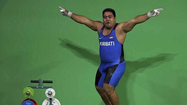 David Katoatau z Kiribati tančí. David Katoatau z Kiribati tančí.