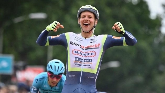 Taco van der Hoorn vyhrál po spurtu skupinky uprchlíků třetí etapu závodu Binck Bank Tour. Taco van der Hoorn vyhrál po spurtu skupinky uprchlíků třetí etapu závodu Binck Bank Tour.