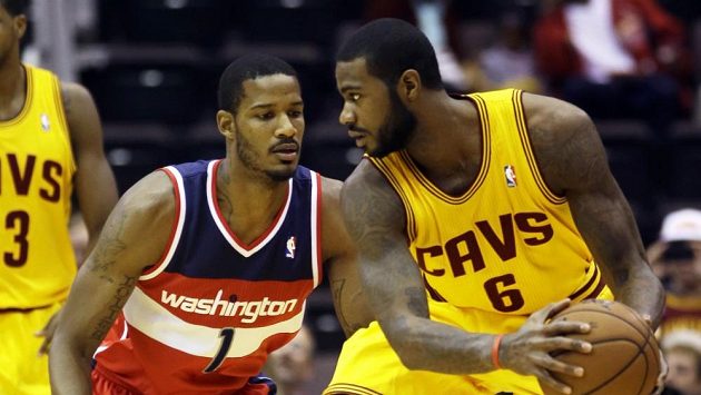 Earl Clark (vpravo) bojuje s Trevorem Arizou z Wizards. Earl Clark (vpravo) bojuje s Trevorem Arizou z Wizards.