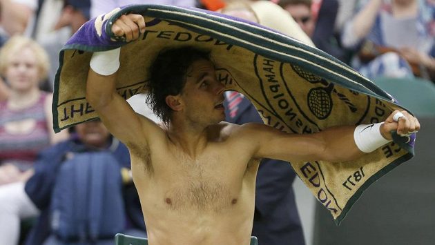 Rafael Nadal není při nesportovním dění na kurtu zrovna nejrychlejší. Rafael Nadal není při nesportovním dění na kurtu zrovna nejrychlejší.