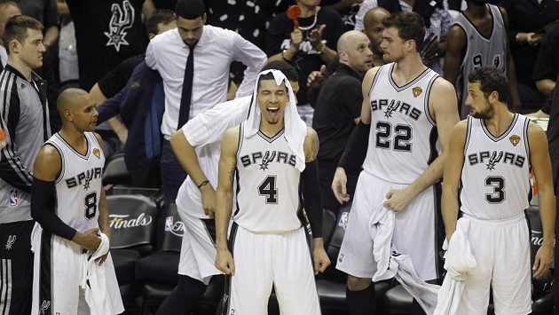 Radost basketbalistů San Antonia po vítězství nad Miami. Radost basketbalistů San Antonia po vítězství nad Miami.
