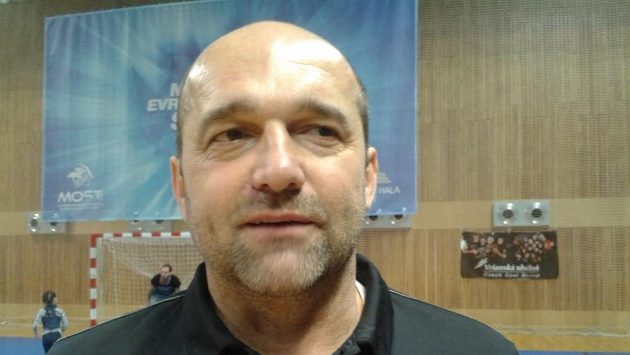 Trenér mosteckých házenkářek Peter Dávid. Trenér mosteckých házenkářek Peter Dávid.