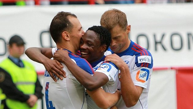 Fotbalisté CSKA Moskva Vasilij Berezuckij (vlevo), Ahmed Musa (uprostřed) a Sergej Ignaševič se radují z branky. Fotbalisté CSKA Moskva Vasilij Berezuckij (vlevo), Ahmed Musa (uprostřed) a Sergej Ignaševič se radují z branky.