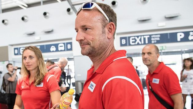 Tomáš Dvořák při odletu atletické výpravy na MS do Londýna. Tomáš Dvořák při odletu atletické výpravy na MS do Londýna.
