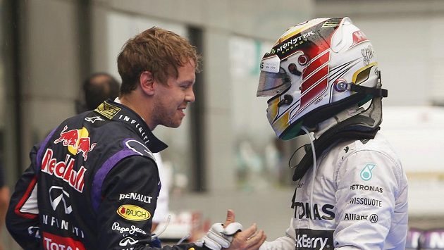 Úřadující mistr světa Vettel (vlevo) gratuluje Hamiltonovi k vítězství v malajsijské kvalifikaci. Úřadující mistr světa Vettel (vlevo) gratuluje Hamiltonovi k vítězství v malajsijské kvalifikaci.