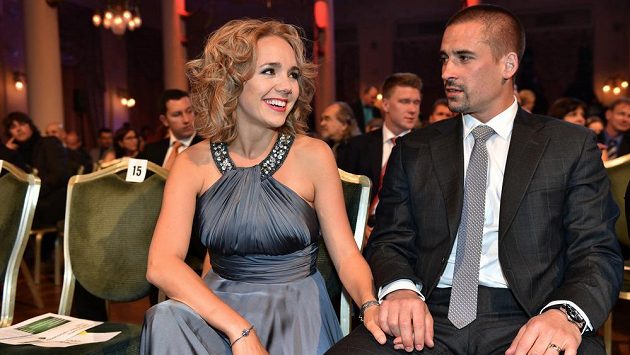 Hokejista Tomáš Plekanec se svou manželkou Lucií během vyhlášení ankety Zlatá hokejka v Karlových Varech. Hokejista Tomáš Plekanec se svou manželkou Lucií během vyhlášení ankety Zlatá hokejka v Karlových Varech.