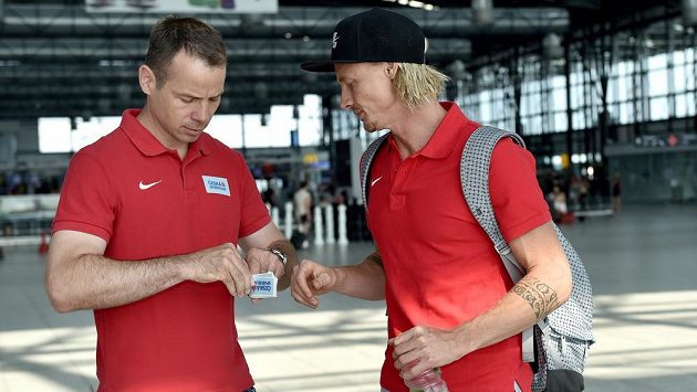 Tomáš Janků (vlevo) a tyčkař Michal Balner na letišti Václava Havla před odletem na atletické mistrovství světa do čínského Pekingu. Tomáš Janků (vlevo) a tyčkař Michal Balner na letišti Václava Havla před odletem na atletické mistrovství světa do čínského Pekingu.