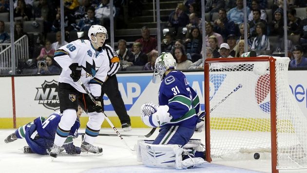 Tomáš Hertl střílí gól do sítě Vancouveru. Tomáš Hertl střílí gól do sítě Vancouveru.