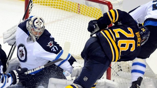 Útočník Buffala Thomas Vanek (vpravo) brankáře Ondřeje Pavelce z Winnipegu nepřekonal. Útočník Buffala Thomas Vanek (vpravo) brankáře Ondřeje Pavelce z Winnipegu nepřekonal.