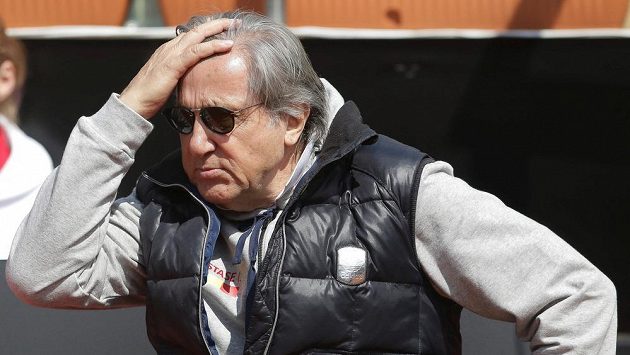 Rumunský kapitán Ilie Nastase při utkání s Velkou Británií. Rumunský kapitán Ilie Nastase při utkání s Velkou Británií.