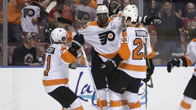 Hokejisté Philadelphia Flyers Wayne Simmonds (uprostřed), Travis Konecny (vlevo) a Brandon Manning slaví gól proti Floridě. Hokejisté Philadelphia Flyers Wayne Simmonds (uprostřed), Travis Konecny (vlevo) a Brandon Manning slaví gól proti Floridě.