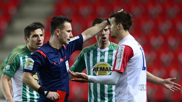 Hlavní rozhodčí Příhoda uděluje červenou kartu Vukadinu Vukadinovičovi ze Slavie (vpravo). Hlavní rozhodčí Příhoda uděluje červenou kartu Vukadinu Vukadinovičovi ze Slavie (vpravo).