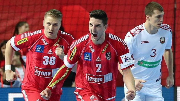 Rakouský házenkář Alexander Hermann (uprostřed) se raduje z gólu v duelu ME proti Bělorusku. Rakouský házenkář Alexander Hermann (uprostřed) se raduje z gólu v duelu ME proti Bělorusku.