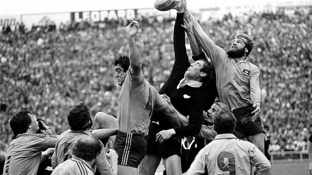 Ragbyová legenda Nového Zélandu Andy Haden (druhý zprava) podlehl rakovině. Ragbyová legenda Nového Zélandu Andy Haden (druhý zprava) podlehl rakovině.
