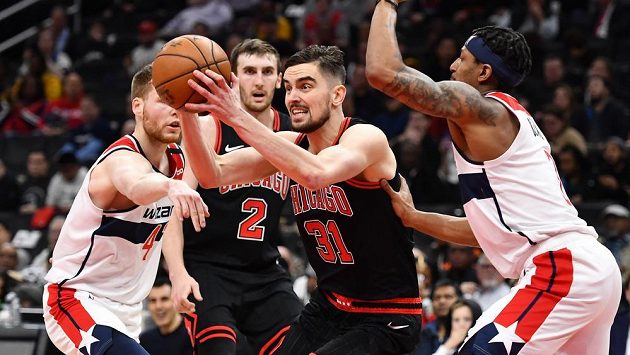 Tomáš Satoranský (31) z Chicaga s míčem ve washingtonském oblíčení. Vlevo Davis Bertans (42), vpravo Bradley Beal (3). Tomáš Satoranský (31) z Chicaga s míčem ve washingtonském oblíčení. Vlevo Davis Bertans (42), vpravo Bradley Beal (3).