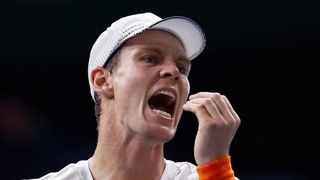 Tomáš Berdych během utkání s Davidem Ferrerem v Paříži. Tomáš Berdych během utkání s Davidem Ferrerem v Paříži.