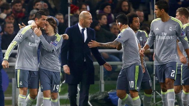 Cristiano Ronaldo (vlevo) z Realu Madrid jásá se spoluhráči a trenérem Zinedinem Zidanem při utkání s AS Řím. Cristiano Ronaldo (vlevo) z Realu Madrid jásá se spoluhráči a trenérem Zinedinem Zidanem při utkání s AS Řím.