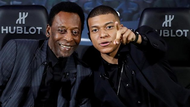 Fotbalový král Pelé se sešel s talentovaným francouzským reprezentantem Kylianem Mbappém. Fotbalový král Pelé se sešel s talentovaným francouzským reprezentantem Kylianem Mbappém.