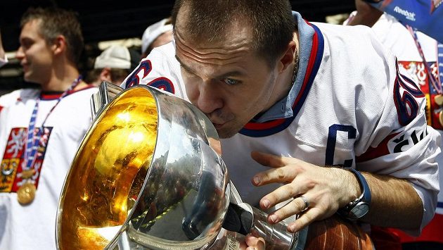 Kapitán české hokejové reprezentace Tomáš Rolinek líbá pohár pro vítěze MS 2010. Kapitán české hokejové reprezentace Tomáš Rolinek líbá pohár pro vítěze MS 2010.