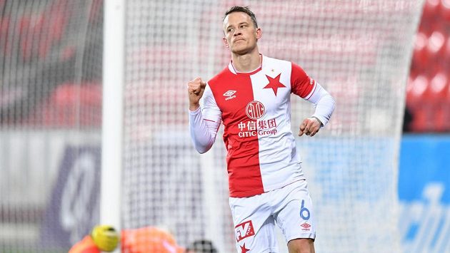 Fotbalista Slavia Jan Sýkora vstřelil vedoucí branku Pražanů v utkání 4. kola MOL Cupu s Chrudimí. Fotbalista Slavia Jan Sýkora vstřelil vedoucí branku Pražanů v utkání 4. kola MOL Cupu s Chrudimí.