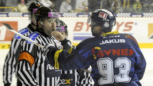 Liberecký Petr Nedvěd (vpravo) byl za nesportovní chování v utkání v Litvínovu v první třetině vyloučen do konce utkání. Liberecký Petr Nedvěd (vpravo) byl za nesportovní chování v utkání v Litvínovu v první třetině vyloučen do konce utkání.