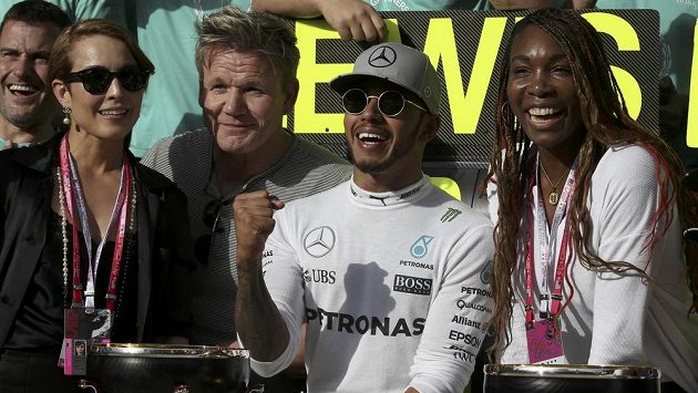 Lewis Hamilton měl v Austinu velkou podporu fanynek a fanoušků. Po jeho levici je americká tenistka Venus Williamsová, vpravo se usmívá britský šéfkuchař Gordon Ramsey. Lewis Hamilton měl v Austinu velkou podporu fanynek a fanoušků. Po jeho levici je americká tenistka Venus Williamsová, vpravo se usmívá britský šéfkuchař Gordon Ramsey.