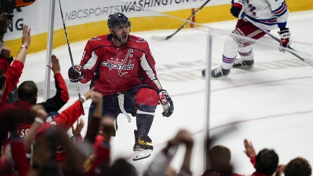 Ruský snajpr Washingtonu Capitals Alex Ovečkin na startu sezony NHL řádil. Ruský snajpr Washingtonu Capitals Alex Ovečkin na startu sezony NHL řádil.