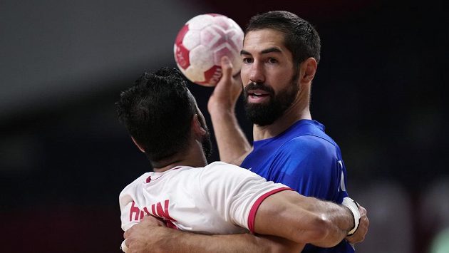 Francouz Nikola Karabatic (v modrém) a Husain Alsayyad z Bahrajnu. Francouz Nikola Karabatic (v modrém) a Husain Alsayyad z Bahrajnu.