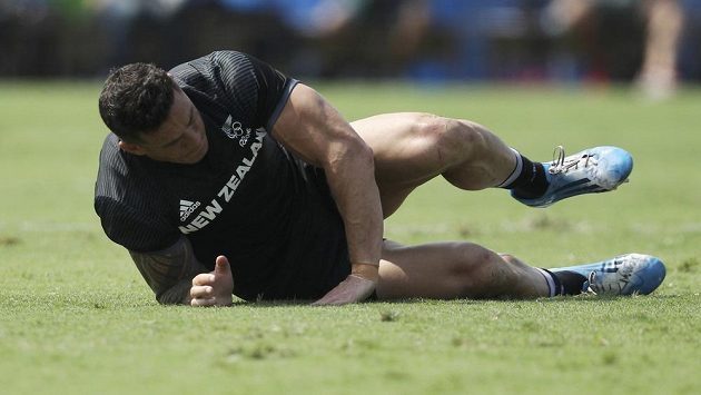 Novozélanďan Sonny Bill Williams se při utkání s Japonci zranil. Novozélanďan Sonny Bill Williams se při utkání s Japonci zranil.
