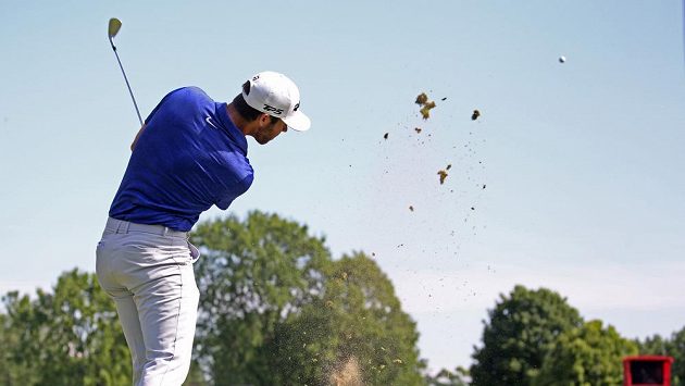 Americký golfista Matthew Wolff během třetího kola turnaje Rocket Mortgage Classic v Detroitu. Americký golfista Matthew Wolff během třetího kola turnaje Rocket Mortgage Classic v Detroitu.